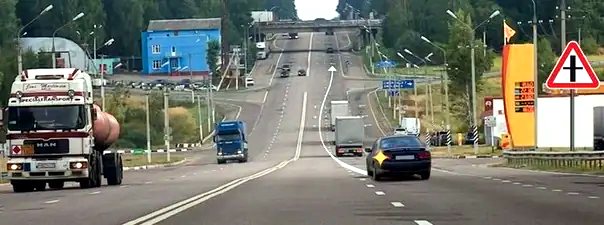 Иллюстрация к вопросу: Можно ли водителю легкового автомобиля выполнить опережение грузовых автомобилей вне населенного пункта по такой траектории?