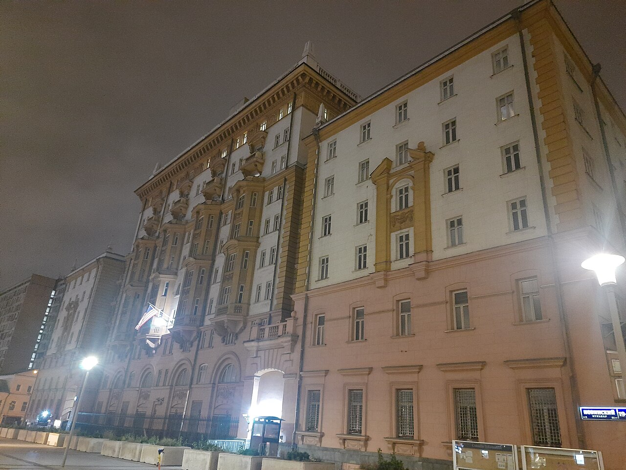 Посольство США в Москве, ночная съёмка