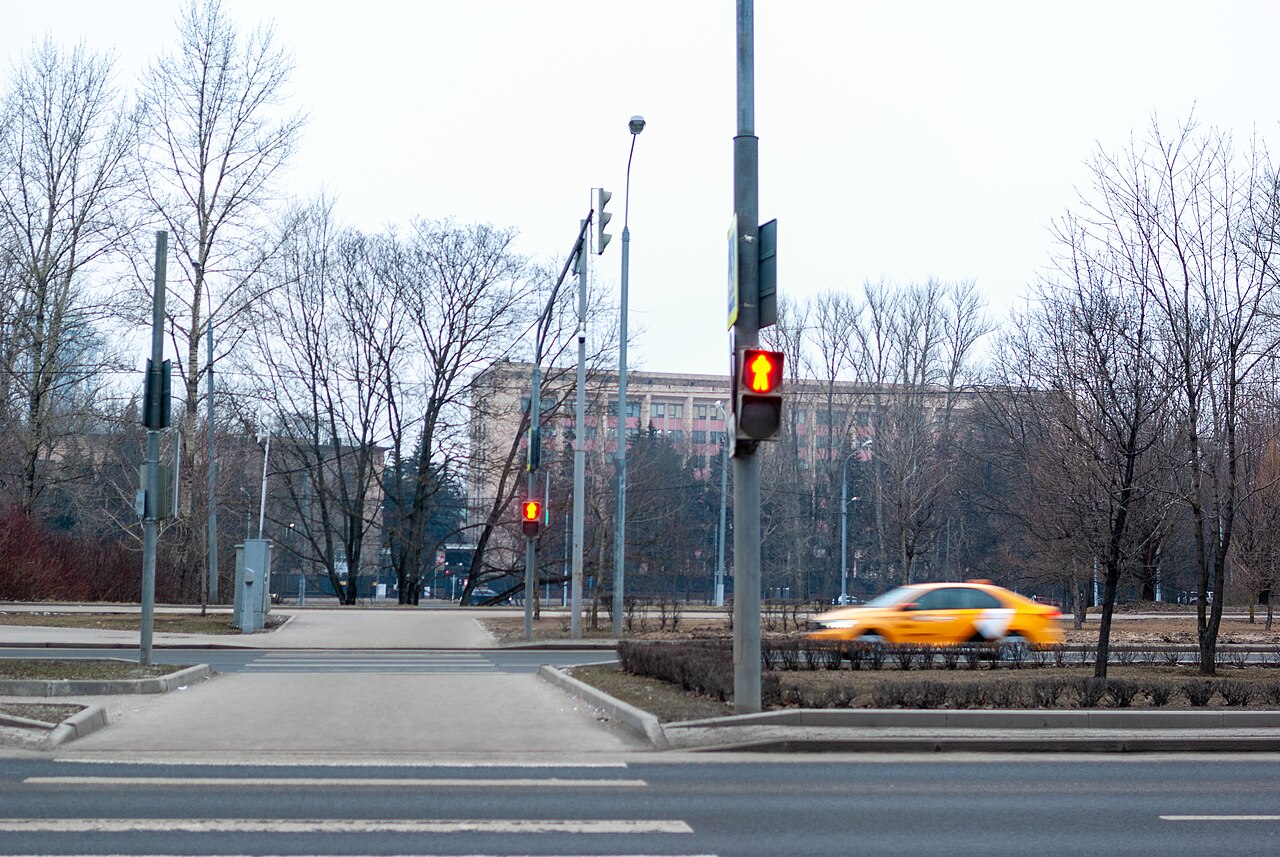 Пешеходный светофор и переход на московском проспекте