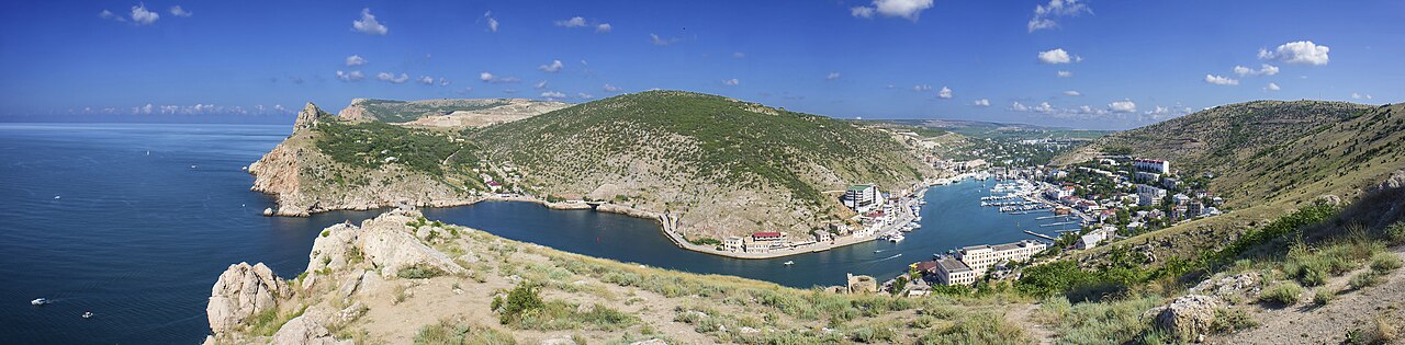 Балаклавская бухта в черте Севастополя.